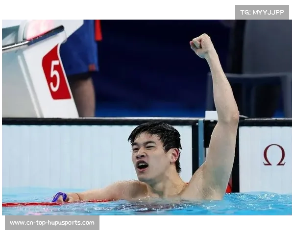 世锦赛训练池畔现暖心一幕，波波维奇与潘展乐交换泳帽